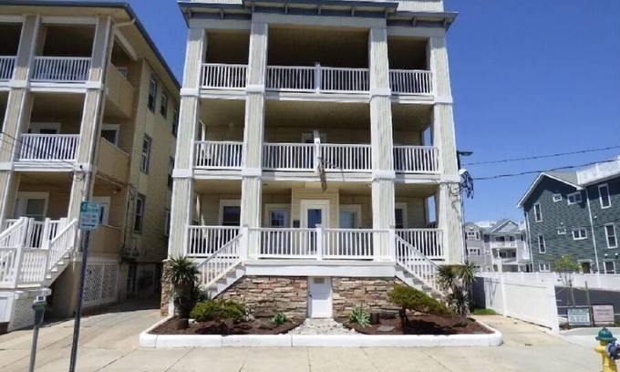 North End Copropriété | Beautiful Ocean Ave condo, just a block from the beach and boardwalk!