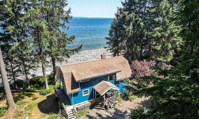 Quadra Island Maison | Beautiful Ocean-front home on beach in Quadra Island