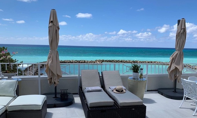 Seven Mile Beach Copropriété | Nouveau sur le marché, condo front de mer de 3 chambres à coucher sur Seven Mile Beach