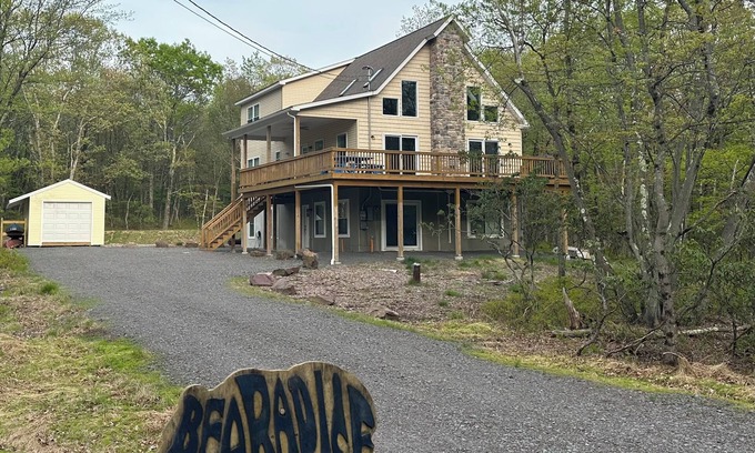Jim Thorpe Chalet De Ski | Beautiful & Spacious w/ Hot Tub, Huge Game Room, EV Charger, and Pet Friendly.