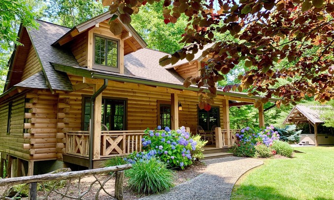 Hendersonville Cabine | Cabane en rondins de luxe avec salle de bains spa, bain à remous, foyer, Wifi