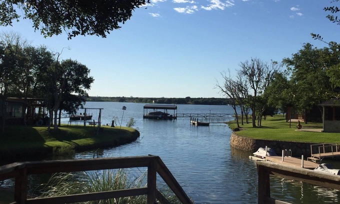Graford Maison | Belle maison Peninsula Lake Front Resort, niché dans une belle crique,