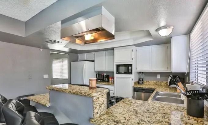 Whitney Ranch Maison | Beautiful pool home near strip
