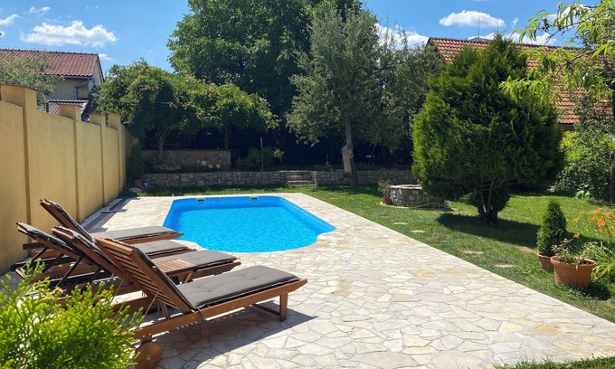 Roznava Appartement | Beautiful Poolside Oasis - Apartment Volovec