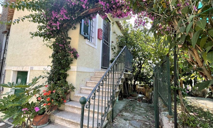 Ranzi Maison | Belle maison de vacances privée avec WIFI, TV, patio, animaux admis et vue panoramique