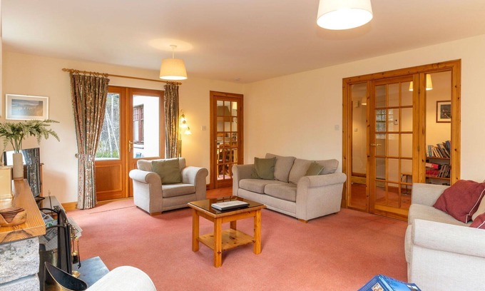 Nethy Bridge Villa | Merveilleuse maison de vacances privée pour 8 personnes avec WIFI, TV, patio et parking
