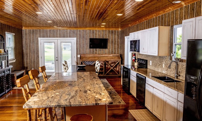 Howell Maison | Beautiful Private Updated Farmhouse