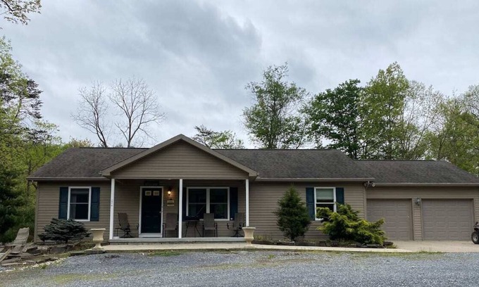 Elliottsburg Maison | Beautiful Private Home in the Country-Pets welcome-Fenced in Yard w/Doggy Door