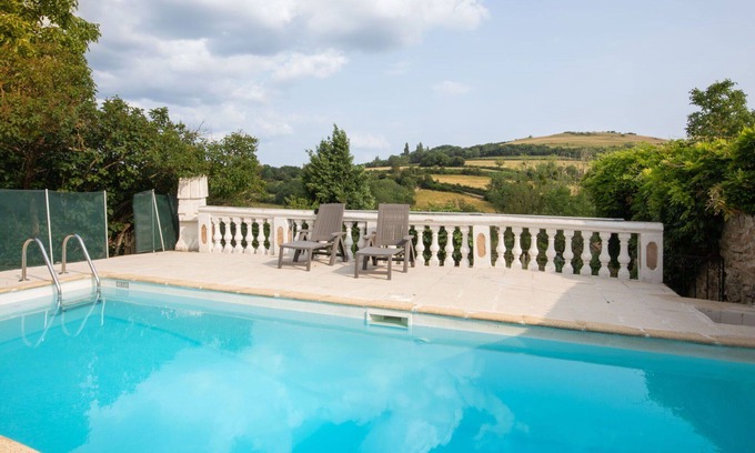 Epertully Maison | Belle maison de vacances privée avec piscine privée, WIFI, TV, patio et vue panoramique