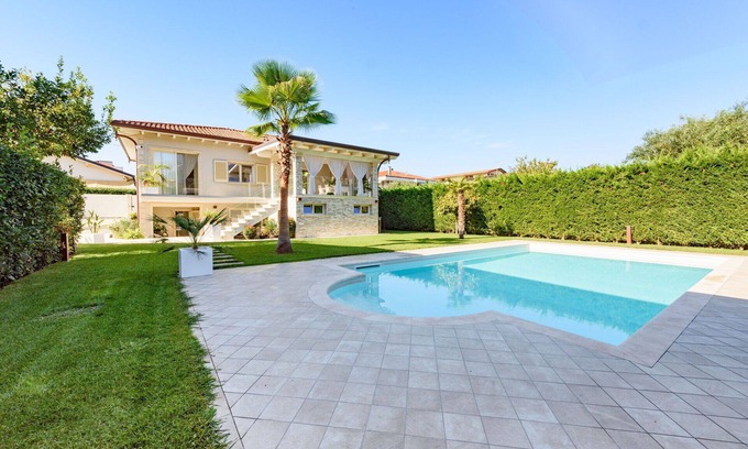 Querceta Villa | Maison de vacances privée avec WIFI, climatisation, piscine privée, TV, près de Forte Dei Marmi