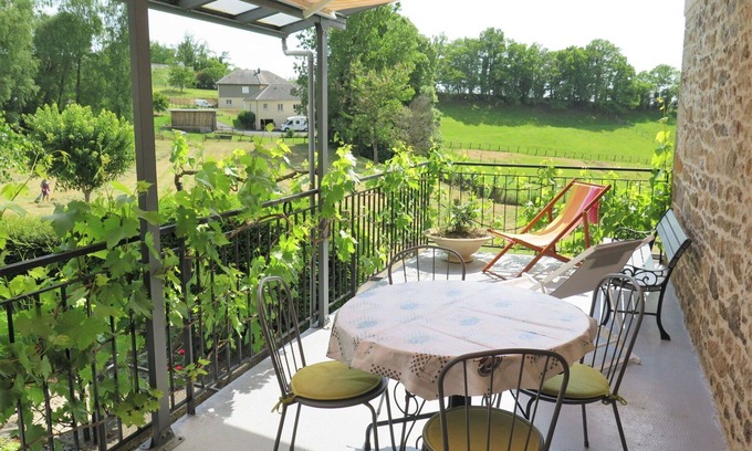 Lascaux Villa | Belle maison de vacances privée avec TV, terrasse, animaux admis, vue panoramique et parking