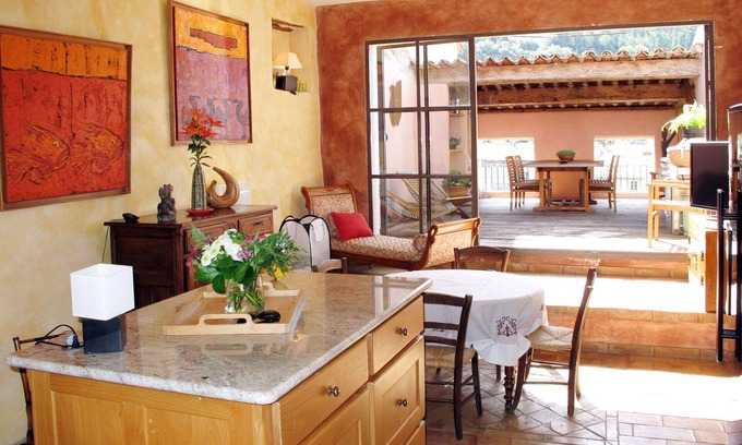 Nyons Maison | Belle maison de vacances privée avec WIFI, climatisation, TV, terrasse et animaux admis