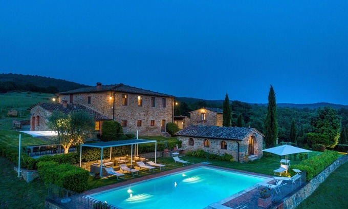 Rapale Villa | Magnifique maison de vacances privée avec piscine privée, sauna, WIFI, TV et vue panoramique