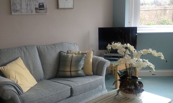 Milford on Sea Appartement | Belle sud rénové face appartement avec une promenade sur la plage.