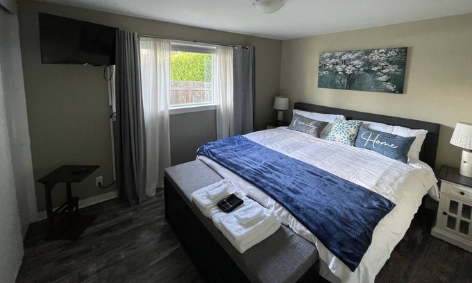 University Place Maison | Beautiful relaxing 3 bdr house with a private big yard.
