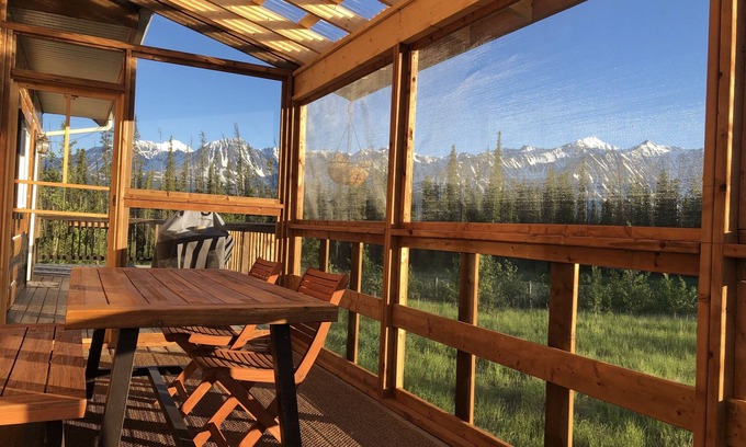Haines Junction Chalet De Ski | Beautiful relaxing Log Chalet with amazing view of the mountains!