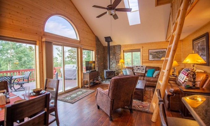 Warm Springs Maison | Beautiful Relaxing Home in Warm Springs Ranch - Misty Mountain Hideaway
