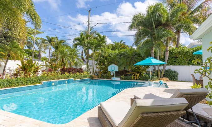 Lake Ida Shores Maison | Beautiful Remodeled Pool Home in the Heart of Downtown Delray Beach!