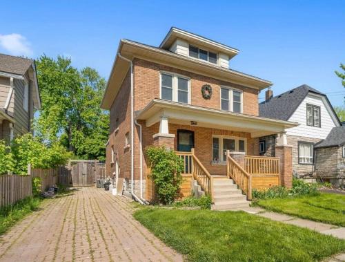 Niagara Falls Maison | Beautiful Renovated Oasis