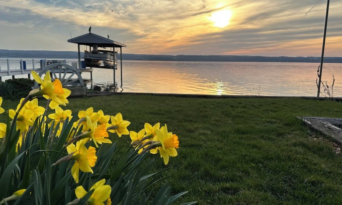 Lodi Autre | Beautiful renovated Farmhouse on Seneca Lake. Finger Lake Wine Trail.