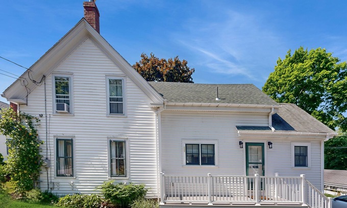 Wiscasset Maison | Beautiful River-View Retreat | Home Office | Walk 5 MInutes to Main Street