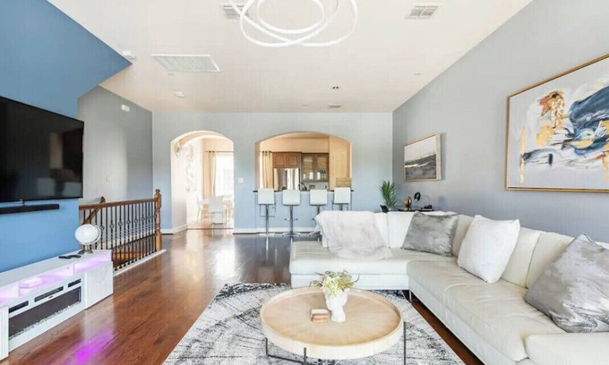 Downtown Dallas Maison | Beautiful Rooftop Townhouse in Downtown Dallas! Across from the Farmers Market!