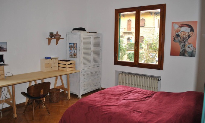 Oltrarno Appartement | Belle chambre entourée de verdure et très lumineuse, avec jardin.