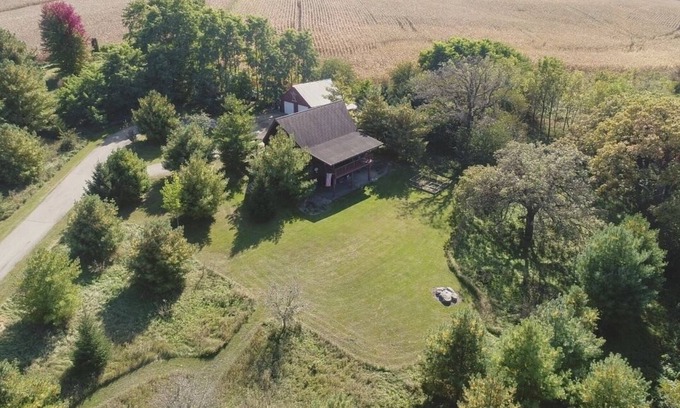 Hazel Green Cabine | Beautiful rustic and secluded cabin on a dead end lane and close to Galena, IL.