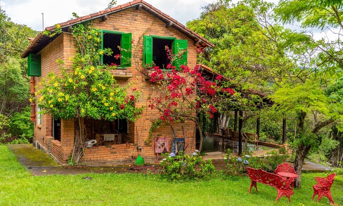 Rio Acima Cottage | Belle maison rustique avec 8 cascades privées