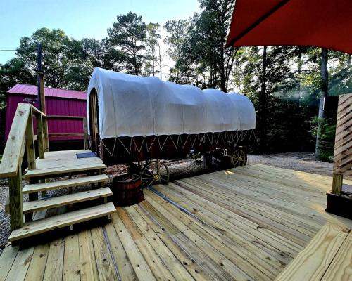 Jefferson Maison | Beautiful Rustic Wagon with Modern Interior and Outdoor Hot Tub for a Unique Romantic Getaway near Lake O' the Pines, Texas