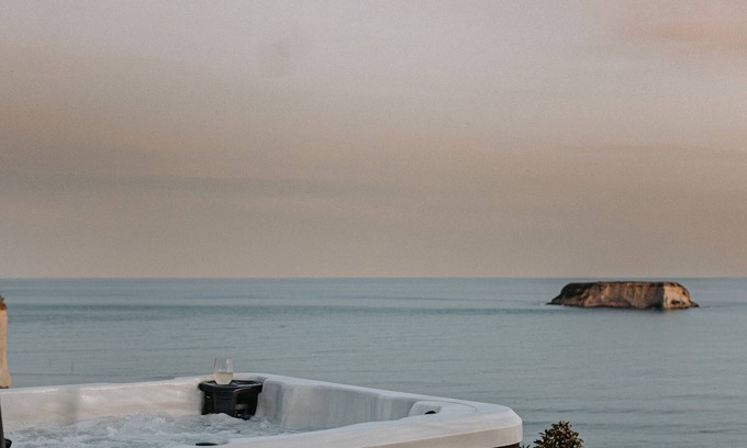 Hurunui District Maison | Beautiful seaside Bach with stunning views.Relax in the spa and soak in the view