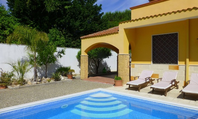 Lendinuso Villa | Belle Mer Villa avec piscine - 25 mn de l'aéroport. Wifi Gratuit.