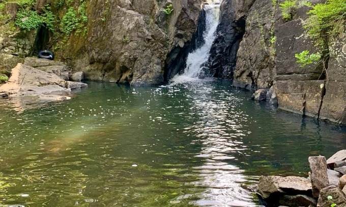 Crown Point Location De VR | BEAUTIFUL SECLUDED RUSTIC camp site. Waterfall, creek, swimming hole & trails.