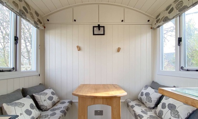 Upper Killay Cabine | Beautiful Shepherds Hut near The Gower