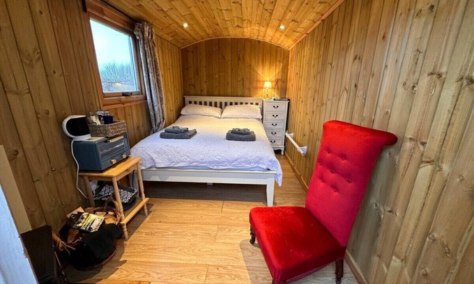 Chackmore Appartement | Beautiful Shepherds Hut Surrounded by Meadow