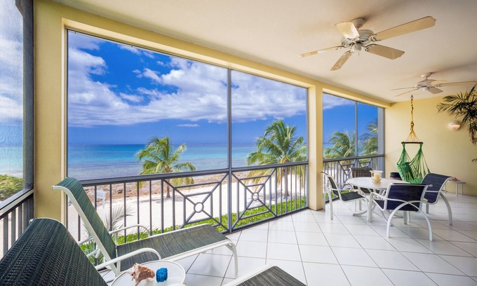 Seven Mile Beach Copropriété | Beau et spacieux condo en bord de mer, luxe à l'intérieur et à l'extérieur!