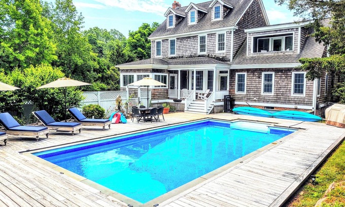 Shelter Island Heights Maison | Beautiful Spacious Traditional Home w/Pool, 2 minutes from Beaches, Golf, Tennis