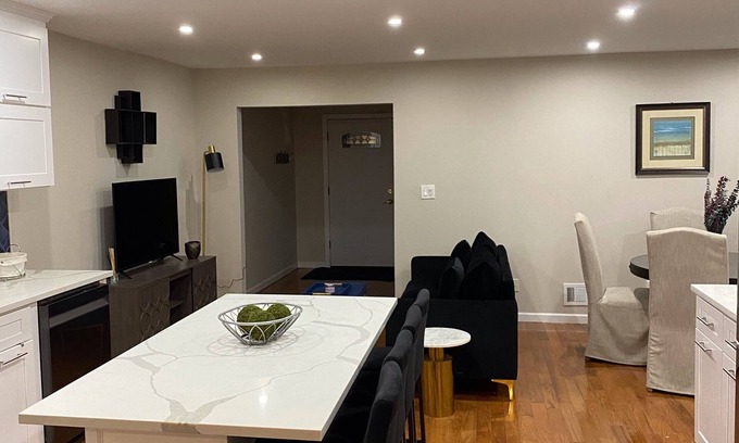 Brooklyn Maison | Beautiful Spacious - 2 bedroom, Main Floor Apartment, Backyard and Free Parking