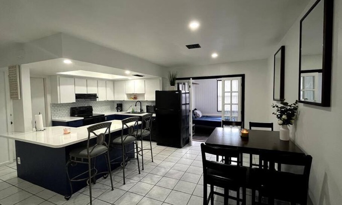 Lake Worth Corridor Maison | Beautiful spacious 4Bd 2Ba w/ large pool/backyard