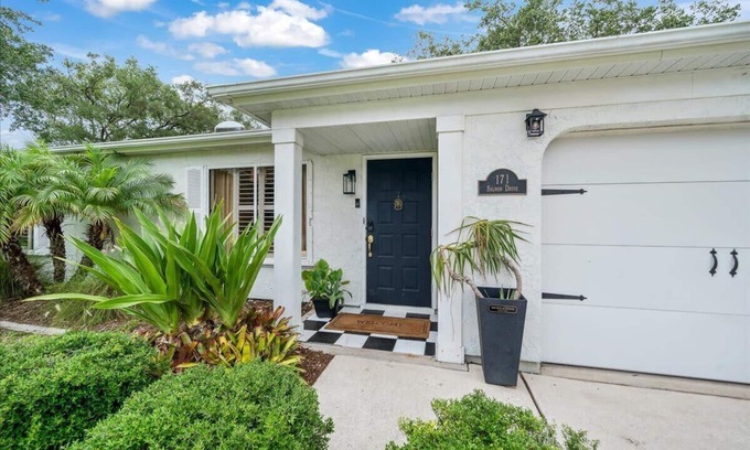 Interchange Square Maison | Beautiful Spacious Bungalow in Palm Bay