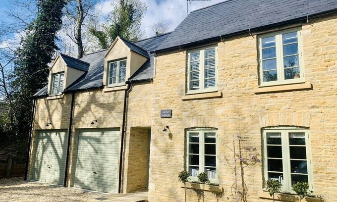Kencot Maison | Beautiful, Spacious Cotswold Stone Home Away From Home