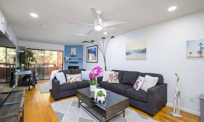 Paradise Valley Village Copropriété | Beautiful, Spacious, Cozy Condo in Prime Location!