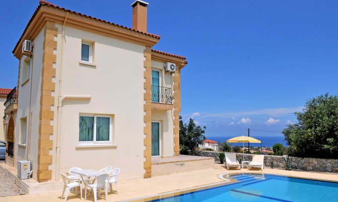 Karsiyaka Villa | Belle villa de luxe spacieuse avec vue imprenable sur la montagne et la mer, Wifi, piscine privée