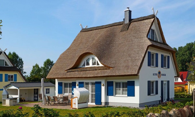 Glowe Maison | Belle, grande maison au toit de chaume près de la plage de la mer Baltique
