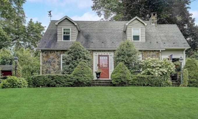 Finesville Maison | Beautiful stone house in pastoral riverside town