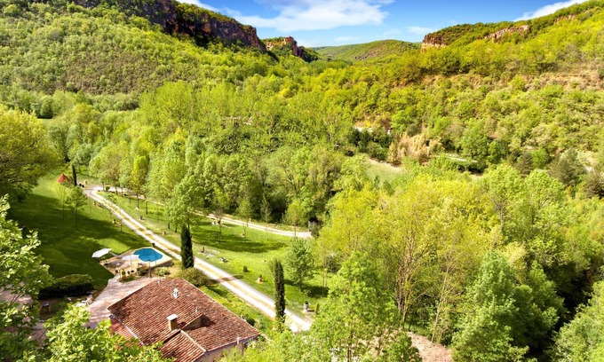 Bruniquel Cottage | Belle maison en pierres dans un grand parc, piscine chauffée, calme assuré