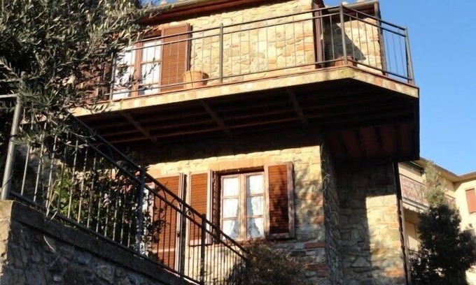 Caldana Maison | Belle maison en pierre en Toscane avec terrasse et balcon.