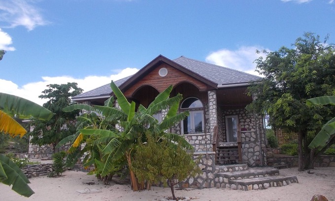 Orange Creek Maison | Beautiful stone, post and beam home in Shanna Bay