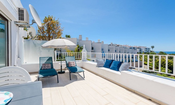Patio Appartement | Bel appartement type studio dans residence, vue sur mer, piscine et terrasse.