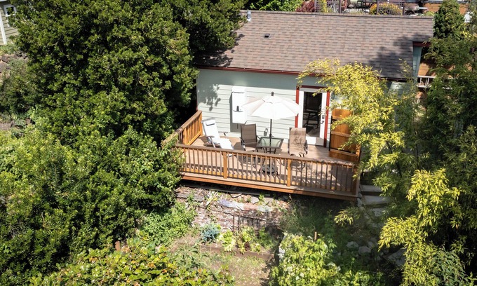 Fremont Appartement | Beautiful studio with private deck & parking